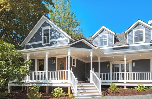Bayfield House | A+ Amenities~ Fire Pit~ 2 Kings~ Pets~ EV Charger