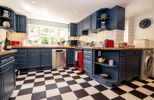 Sherborne Cottage | A babbacombe & sherborne that sleeps 6 guests in 3 bedrooms
