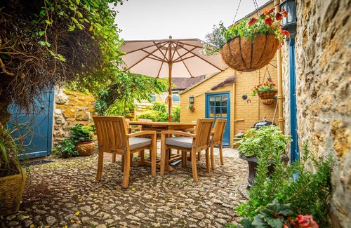 Sherborne Cottage | A babbacombe & sherborne that sleeps 6 guests in 3 bedrooms