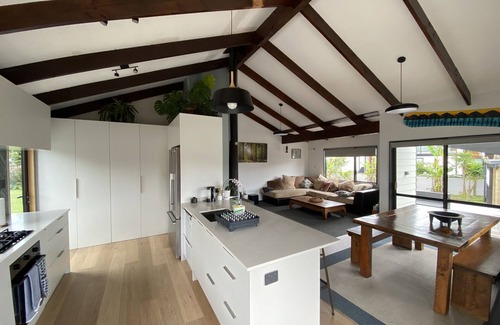 Oakura House | A Bach in the heart of Oakura Village