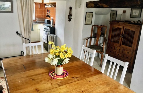 Manaccan Cottage | A beautiful 250 year old thatched cottage close to Frenchman's Creek. 2 bedrooms