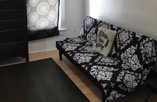 Freeport House | A beautiful 3 bed room 1.5 bath with spacious backyard and ample car parking spa