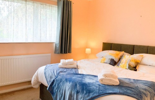 Hemel Hempstead House | A Beautiful 3 bedroom in Hemel Hampstead with free parking.