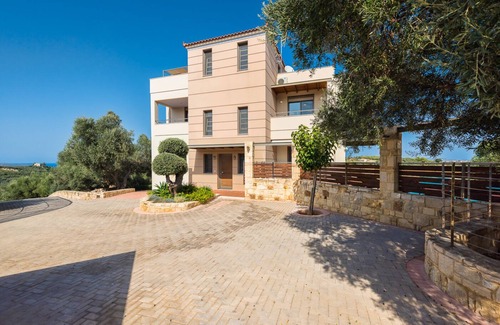 Agia Villa | A beautiful 5 bedroom villa with big private pool, just 7km away from Chania