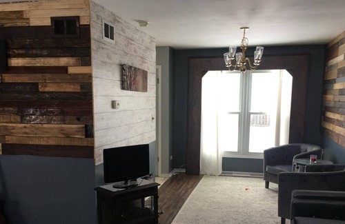 Carol Stream House | A beautiful bright 3 br 2 bath with pool table. A suburban oasis.