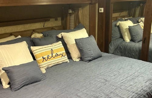 Sulphur House | A beautiful fifth wheel near Arbuckle Lake and attractions.