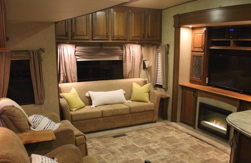 Sulphur House | A beautiful fifth wheel near Arbuckle Lake and attractions.