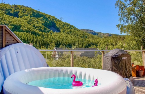 Farsund House | A beautiful holiday home in a quiet location in Åptapark, not far from the Åptafjord.