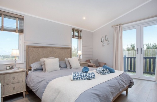 Truro Cottage | A beautiful lodge, nestled tranquilly within a well-regarded park in North Cornwall.