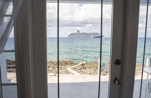 George Town Condo | A beautiful oceanfront condo in the heart of George Town