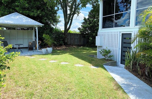 Flinders View Apartment | A beautiful private Guest House on Superb Colonial Property.