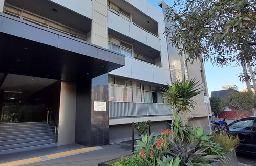 Port Melbourne Apartment | A beautiful, resort style apartment only mts to the beach in Port Melbourne!