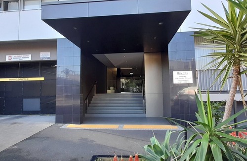 Port Melbourne Apartment | A beautiful, resort style apartment only mts to the beach in Port Melbourne!