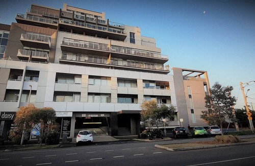 Port Melbourne Apartment | A beautiful, resort style apartment only mts to the beach in Port Melbourne!