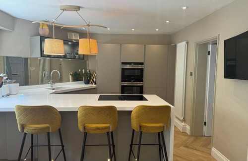 Henley House | A Beautiful River Frontage Townhouse with walled garden, hot tub and fire pit.