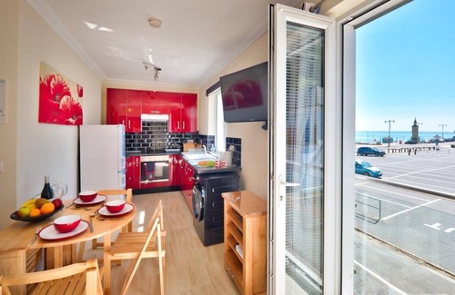 Shanklin House | A beautiful three bed town house on Shanklin Esplanade with 15% off ferry travel