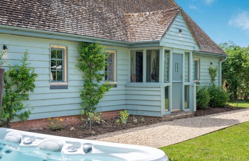 South Leigh Cottage | A beautiful three bedroom dog friendly holiday home near Oxford - Brook Cottage