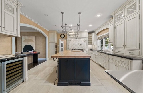 The Flats Villa | A beautifully maintained traditional style home located in the iconic Beverly Hills Flats