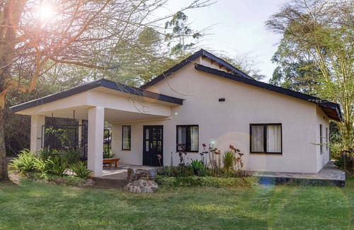 Baruti West Cabin | A beautifully modern home with a twist of wooden cabin feel!
