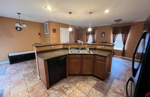 Mitchell House | A Big Sprawling house on a large lot -15 to Downtown St Louis