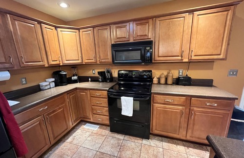 Mitchell House | A Big Sprawling house on a large lot -15 to Downtown St Louis