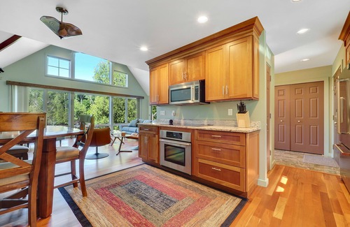 East Jordan House | A Boater's Paradise | Lake Charlevoix | Private 60' Dock | Dog Friendly!