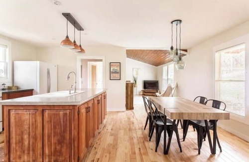 College Grove House | A Boho Retreat - THE FIREFLY- nA charming 2-bedroom home with complete privacy!