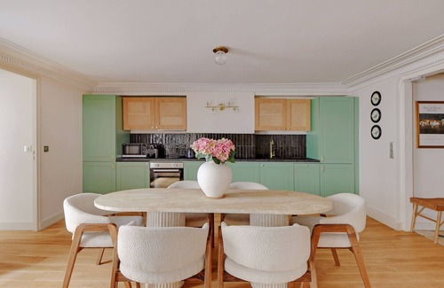 Quartier du Faubourg-Montmartre Apartment | A Breathtaking 2BR/2BA in Opera - Grands Boulevards