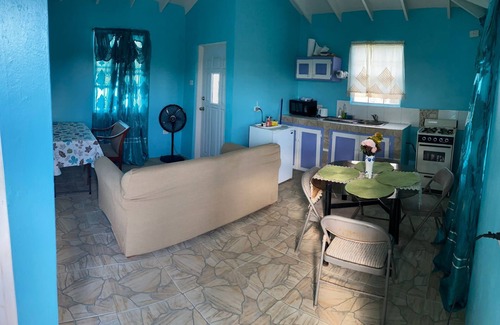 Bridgetown House | A Breezy hideaway, 10 mins from the largest town and beach.