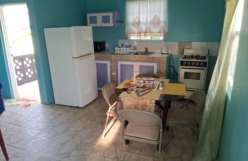Bridgetown House | A Breezy hideaway, 10 mins from the largest town and beach.