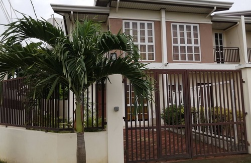 Batangas City House | A Bright, Stylish Clean Apt near Diversion Rd