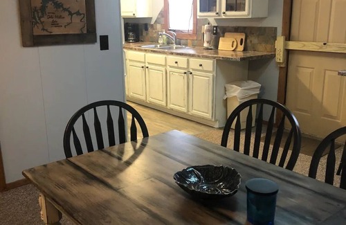 Frogue Cabin | A & C Cabin: Entire cabin- Burkesville, Kentucky, near golf course and boat ramp