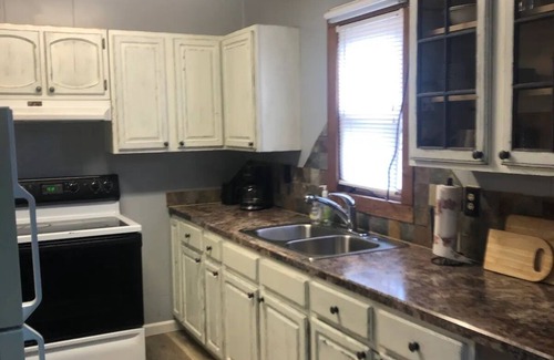 Frogue Cabin | A & C Cabin: Entire cabin- Burkesville, Kentucky, near golf course and boat ramp