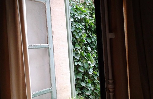 Lourmarin House | A/C charming Provencal Cottage in Center Village w/small Garden & PARKING!