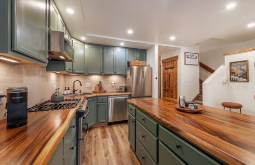 Truckee Condo | A/C Cozy Condo in Northstar Village Walk to Pools