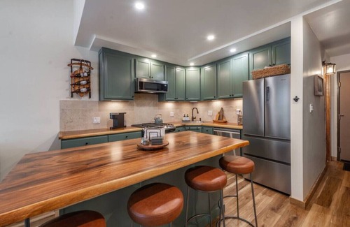 Truckee Condo | A/C Cozy Condo in Northstar Village Walk to Pools