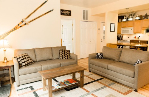 Sunriver Condo | A/C- Family Friendly - Forest View- Pool and Hot Tub