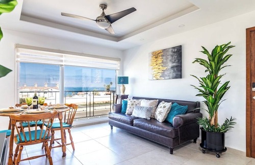La Joya Apartment | A/C*King Bed*Pool*Ocean View