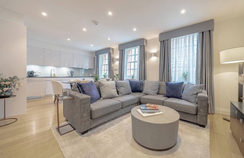 Mayfair Apartment | ❄️ A/C Units | 🛏️ SuperKing | 🌅 EarlyDrop |📺 Smart TV|🧺 W/D | 📃 FlexPolicy