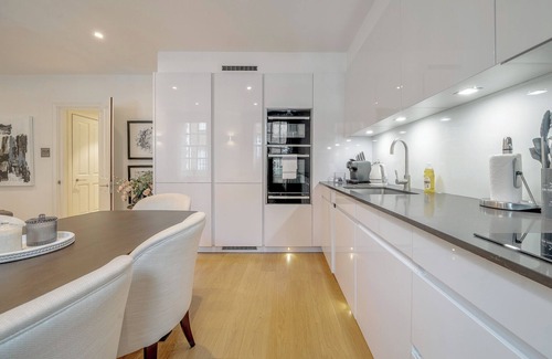 Mayfair Apartment | ❄️ A/C Units | 🛏️ SuperKing | 🌅 EarlyDrop |📺 Smart TV|🧺 W/D | 📃 FlexPolicy