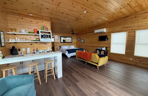 Uvalde Cabin | A cabin in the Texas Hill Country offers spectacular views of the Nueces River.