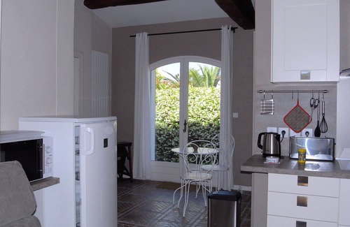 Saint-Cyr-sur-Mer Apartment | A calm charming place, close to everything.