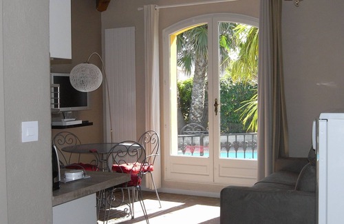 Saint-Cyr-sur-Mer Apartment | A calm charming place, close to everything.