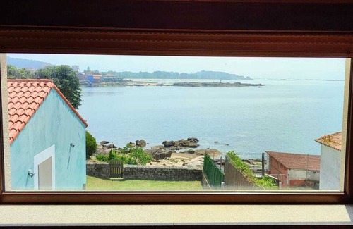 Boiro House | A Casiña de Cabo, is located at the foot of a quiet cove with clean waters.
