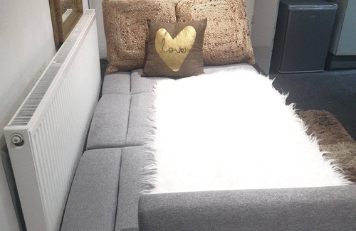 Harehills Apartment | A Centrally located Cosy Studio Apartment in Leeds , Close to the City Center.