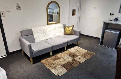 Harehills Apartment | A Centrally located Cosy Studio Apartment in Leeds , Close to the City Center.