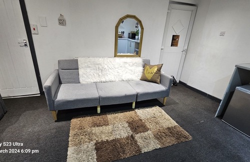 Harehills Apartment | A Centrally located Cosy Studio Apartment in Leeds , Close to the City Center.