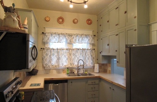 Thermopolis House | A Charming 100+ year old vintage farmhouse that has been updated with modern amenities.