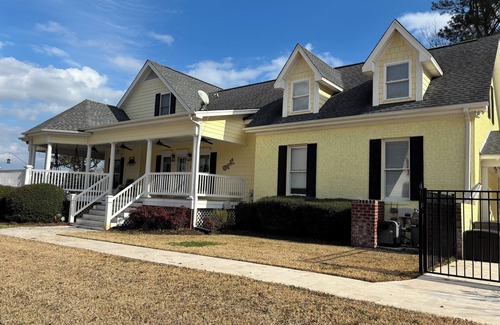 Wilmington House | A charming 3-bed/3.5 bath home with in-ground pool and jacuzzi on Pages Creek