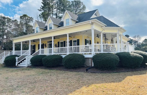 Wilmington House | A charming 3-bed/3.5 bath home with in-ground pool and jacuzzi on Pages Creek